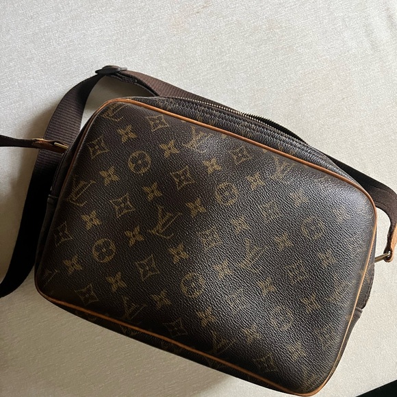 LOUIS VUITTON Reporter Leather Crossbody Bag - Picture 2 of 8